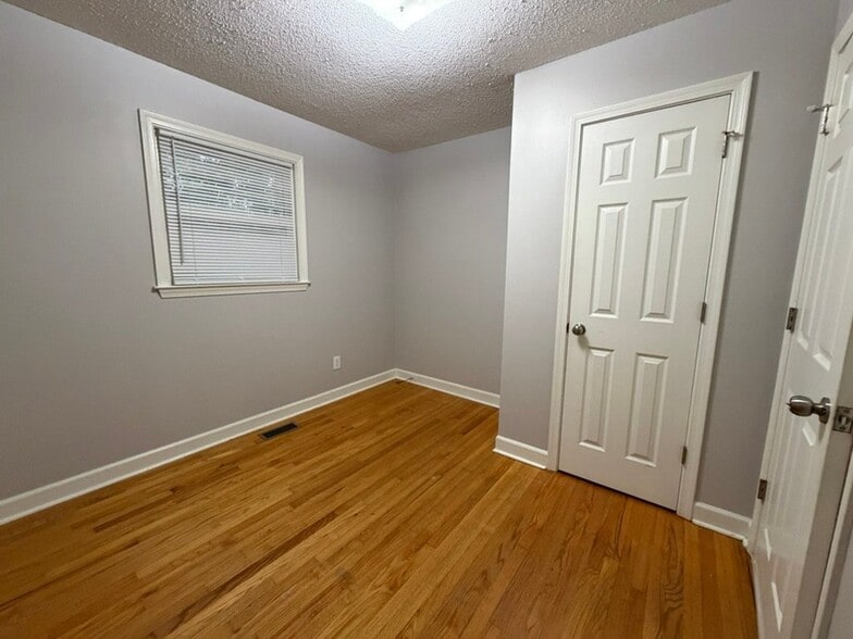Building Photo - 818 Lynwood Dr