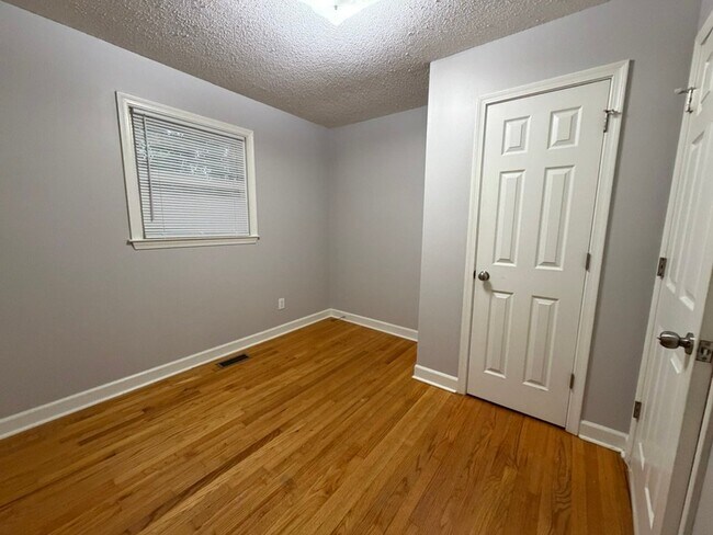 Building Photo - 818 Lynwood Dr