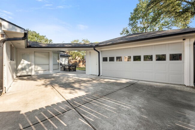 Building Photo - 1018 Trowbridge Dr