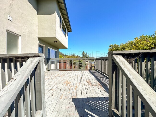Building Photo - 7019 Outlook Ave