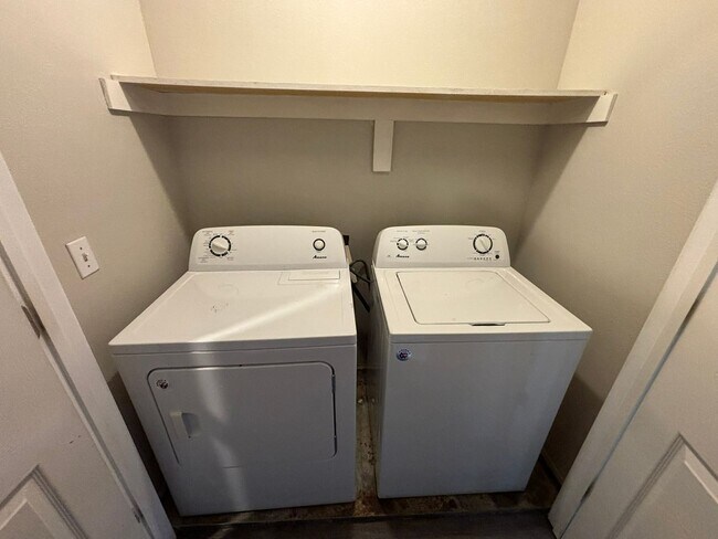 Building Photo - 954-956 N. Daisy Ln.