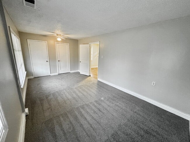 Building Photo - 4130 Pikes Peak Ave