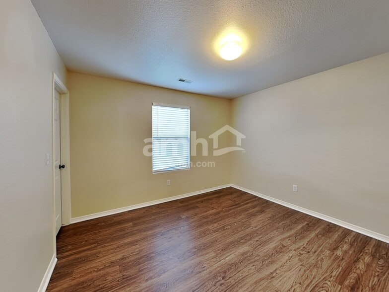 Building Photo - 2136 Summit Way