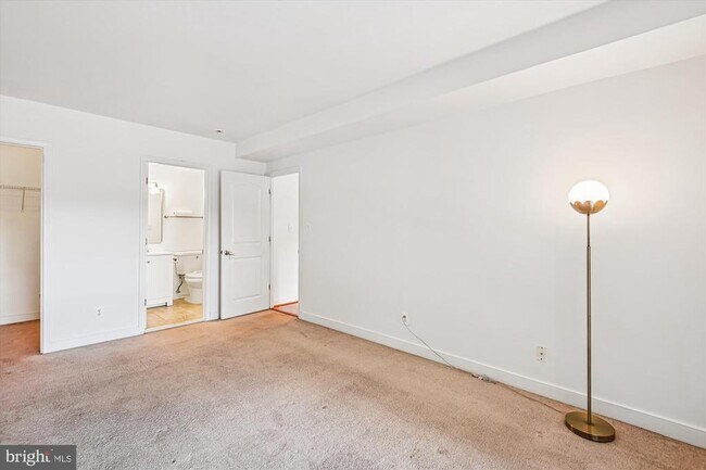 Building Photo - 300 Hilltop Ln