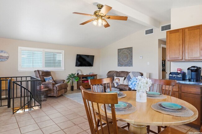 Building Photo - 2681 Lakeview Dr