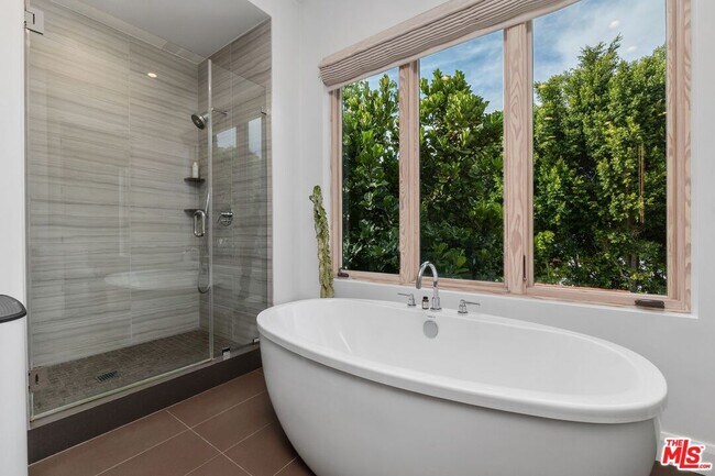 Building Photo - 1251 N Formosa Ave