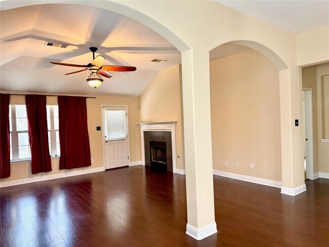 Building Photo - 718 Ann Taylor Dr