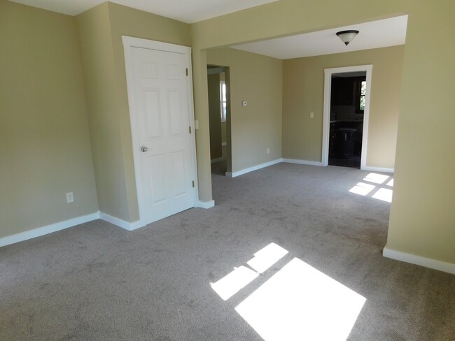 Building Photo - Beautifully remodeled 2 bedroom/1 bath hou...