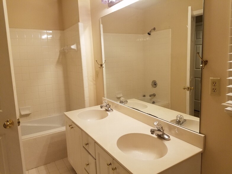 Building Photo - 104 Island Crest Cir