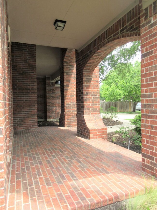 Building Photo - Large 4-bedroom with Office in the Estates...