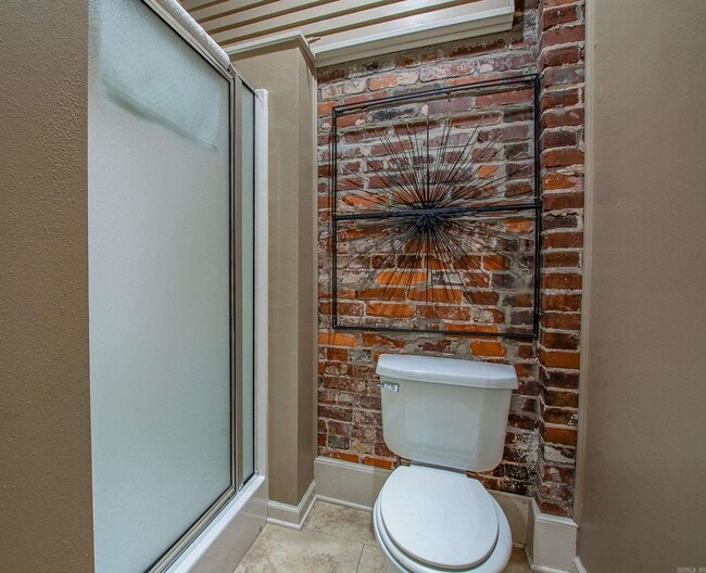 Building Photo - 612 Center St