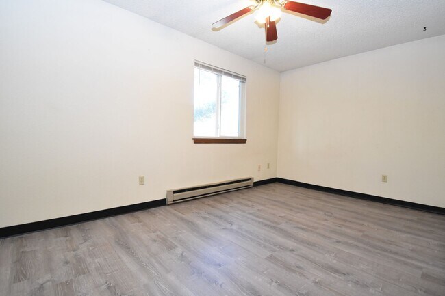 Building Photo - Great Location! Top Floor 2 bed 1 bath and detached garage!