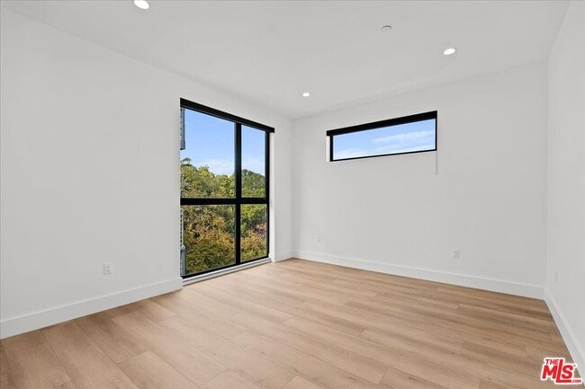 Building Photo - 4825 Satsuma Ave