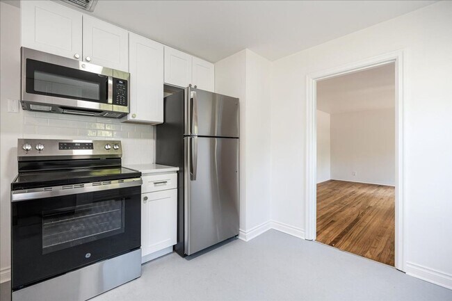 Building Photo - Sweet & Charming 2/1 Home Available Immedi...