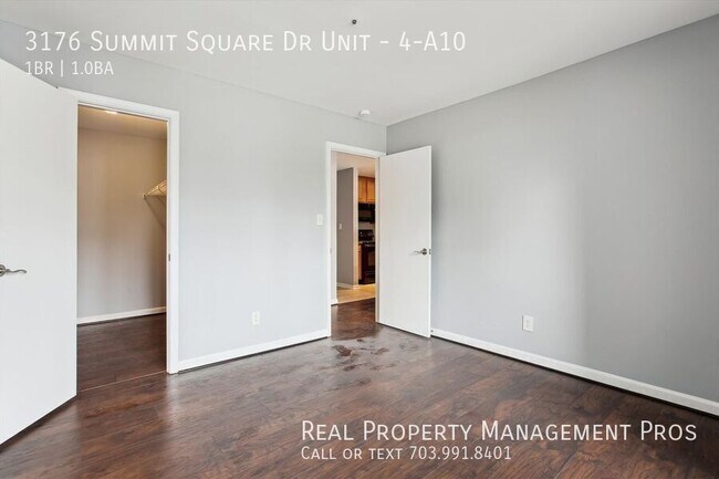 Building Photo - 3176 Summit Square Dr