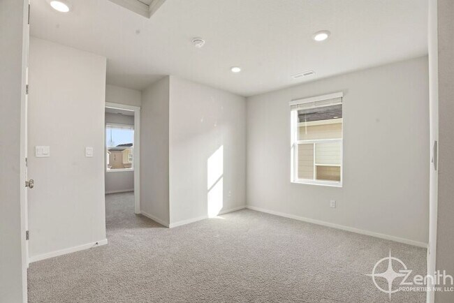 Building Photo - 7805 NE 100th Cir