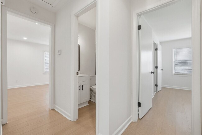 Building Photo - Beautifully Renovated 3-Bedroom with Fence...