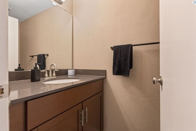 Building Photo - 2 Bedroom 1.5 Bath Spacious Townhome