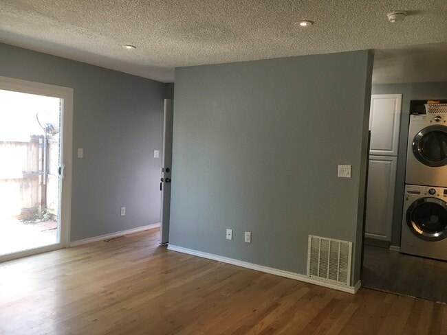 Building Photo - 2BR/1.5BA Remodeled Row Home in Westminster AVAIL 7/15