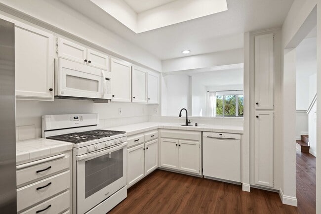 Building Photo - Gorgeous 2 Story Townhome in Valencia!