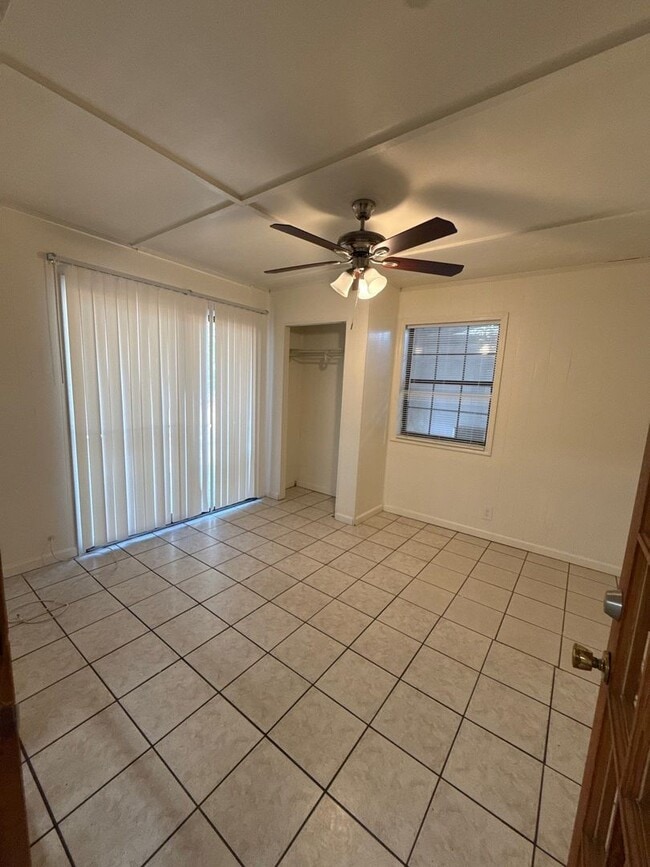 Building Photo - 4 bed/ 2.5 bath home, large yard! Availabl...