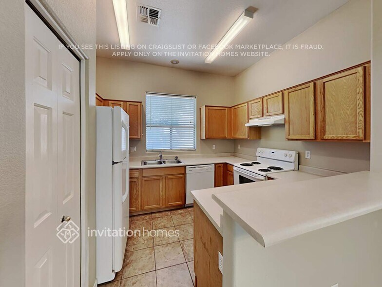 Building Photo - 8947 E Capri Ave