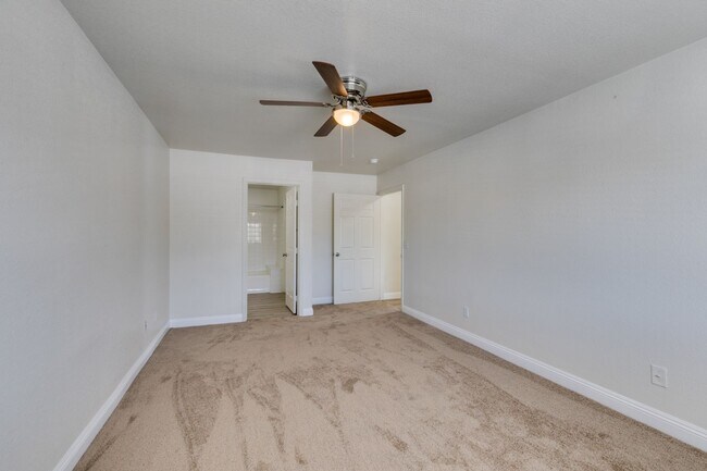 Building Photo - 3 Bedroom Townhouse with attached garage i...