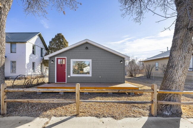 Building Photo - Simple Living, Beautifully Done