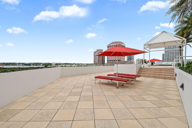 Building Photo - 529 S Flagler Dr