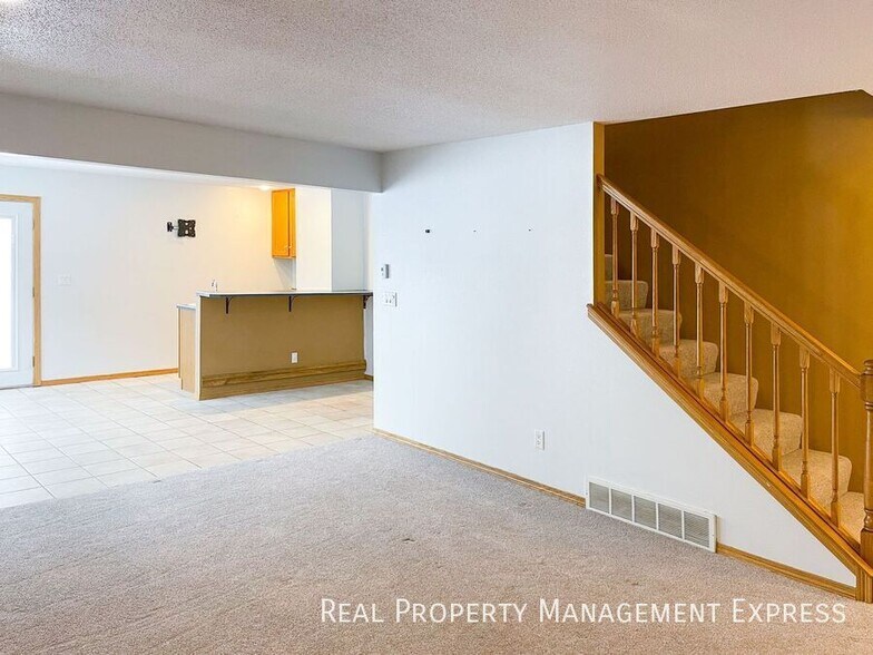 Building Photo - 4 Bedroom 3.5 Bathroom Single Family Townh...