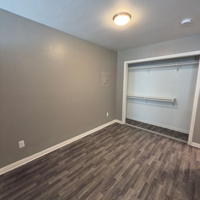 Building Photo - $400 Off 1st Full Month!* All Utilities In...