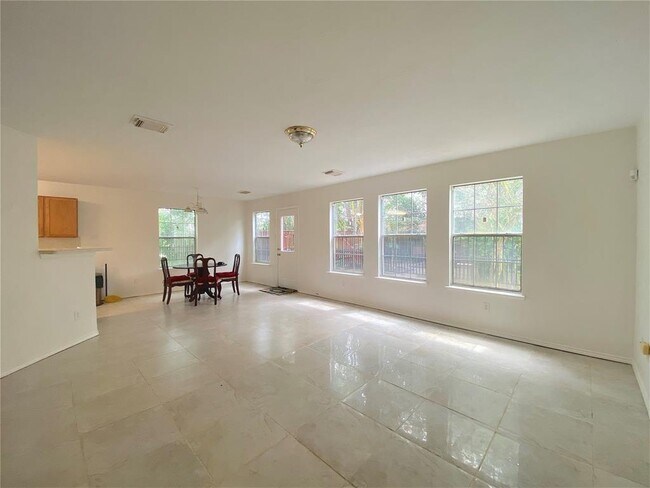 Building Photo - 3303 Bent Spring Ct