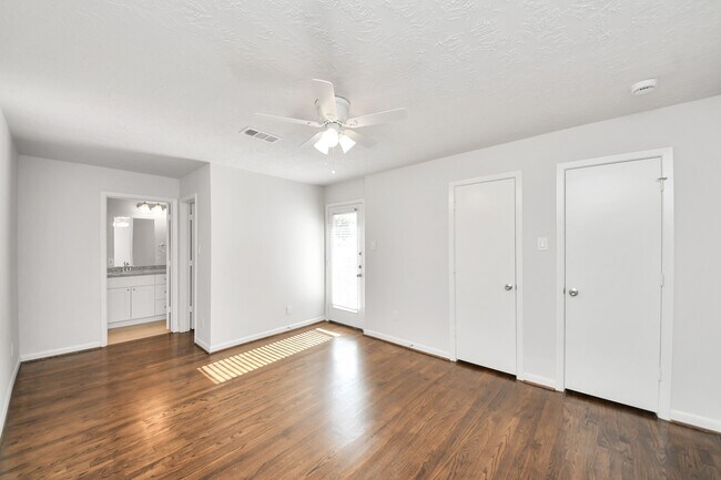 Building Photo - 5803 Darnell St