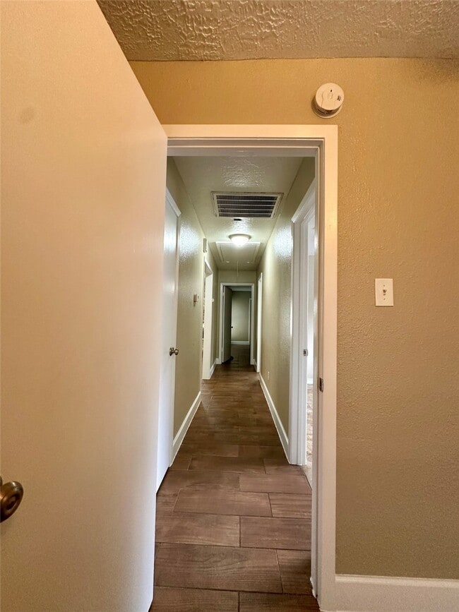 Building Photo - 1111 E Brompton Dr