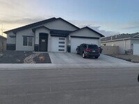 Building Photo - 695 Anela Ln