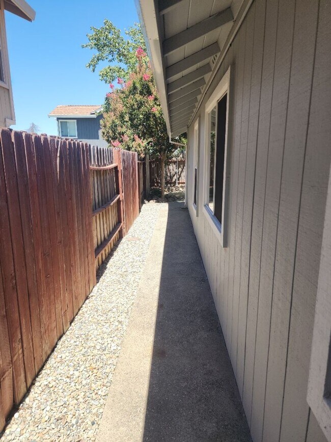 Building Photo - Antelope Single Story, - 3 bedroom, 2 bath - Separate Living Room, Family Room w/fireplace  Low M...