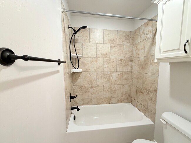Building Photo - 18600 Luna Dr