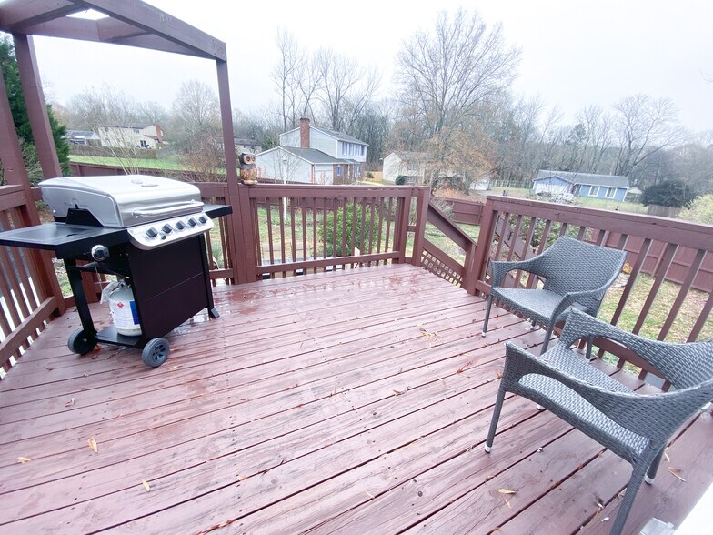 Gas grill available for your use - 11423 Five Cedars Rd