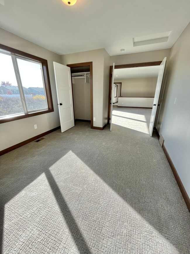 Building Photo - Stunning 5 Bed/2.5 Bath Townhome!