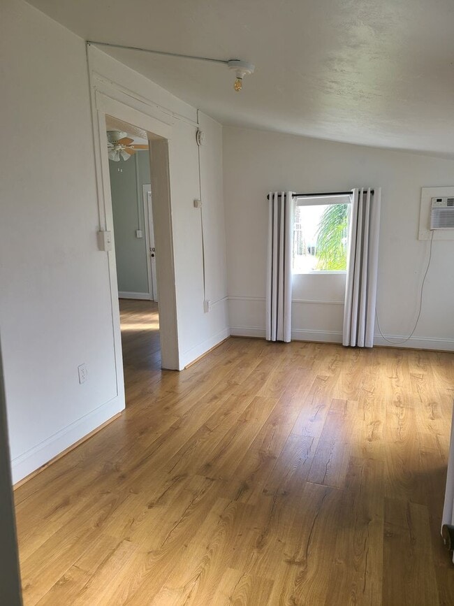 Building Photo - 1 bedroom Historic Cottage half Block from Canal