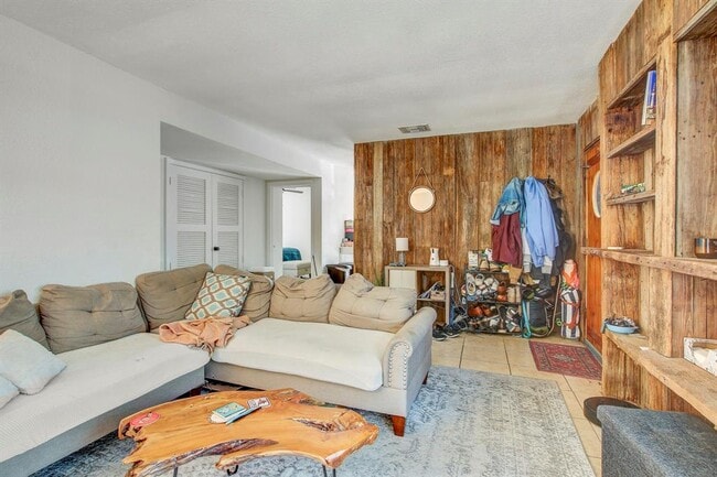 Building Photo - 3317 S Oak Dr