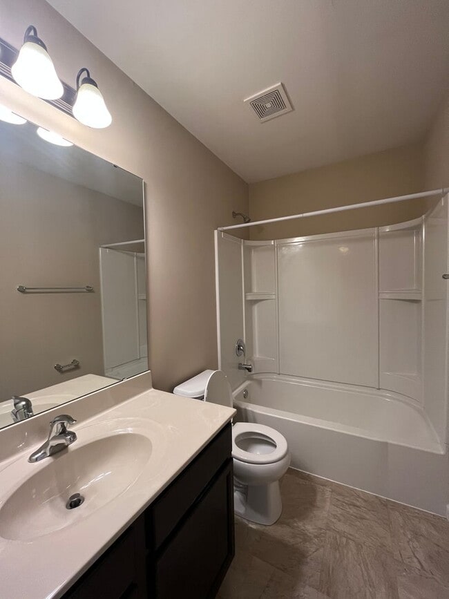 Building Photo - Updated 4 Bed 3 Bath Home In Fairview Heights!