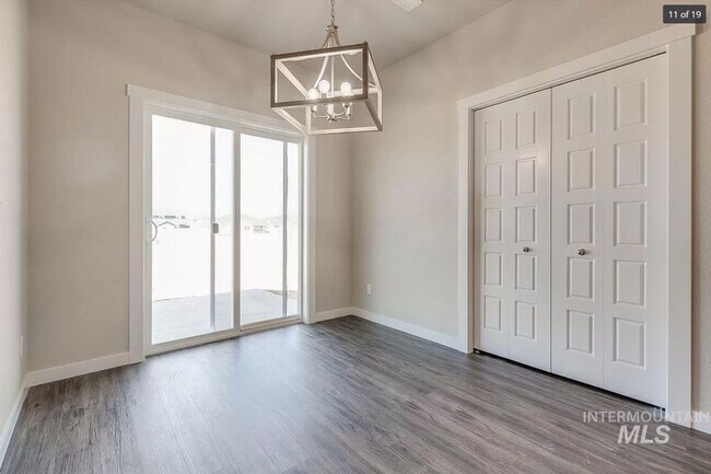 Building Photo - Spacious Home with Den!