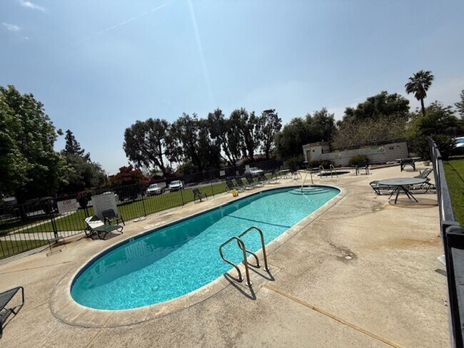 Building Photo - Upgraded 3-Bedroom Condo for Rent in Arleta!