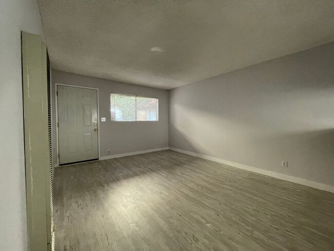Building Photo - Spacious and Bright Upper Level Unit Ready For Move In!