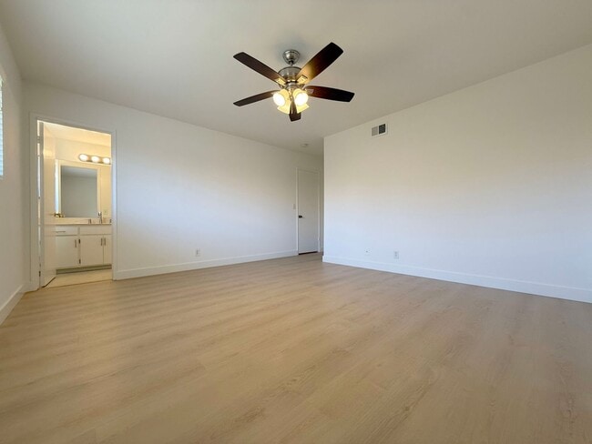 Building Photo - Costal Living - Pride of Ownership Neighbo...