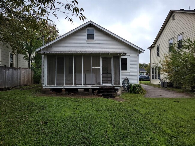 Building Photo - 5313 Duval St