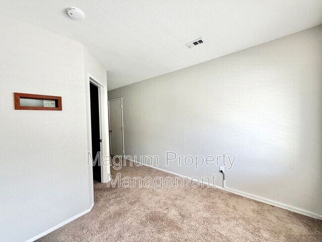 Building Photo - 45680 Clubhouse Dr