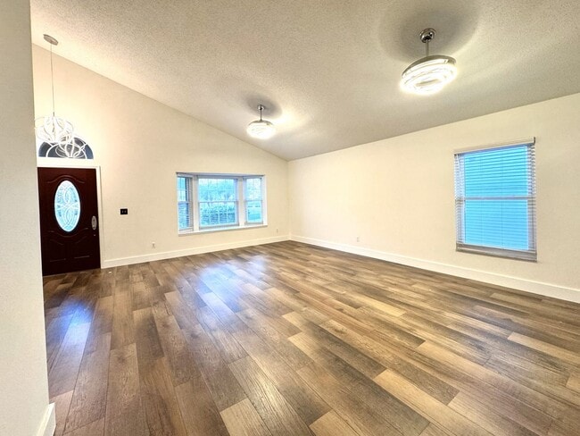 Building Photo - 4 bedroom, 2 bathroom home located in Stoneybrook