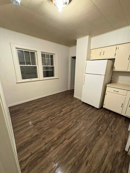 Building Photo - 709 28th St